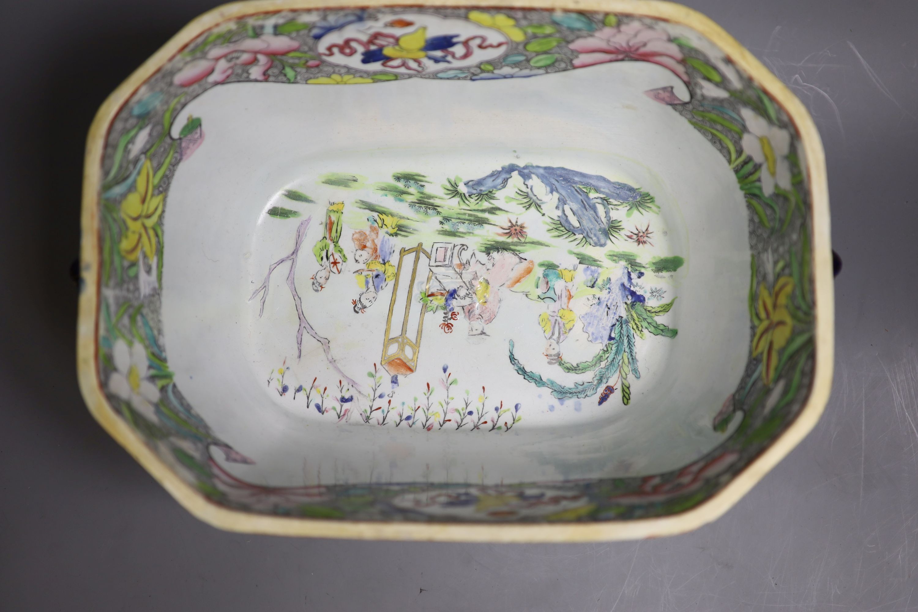 A Mason’s Ironstone soup tureen and cover, c.1815, 32.5cm